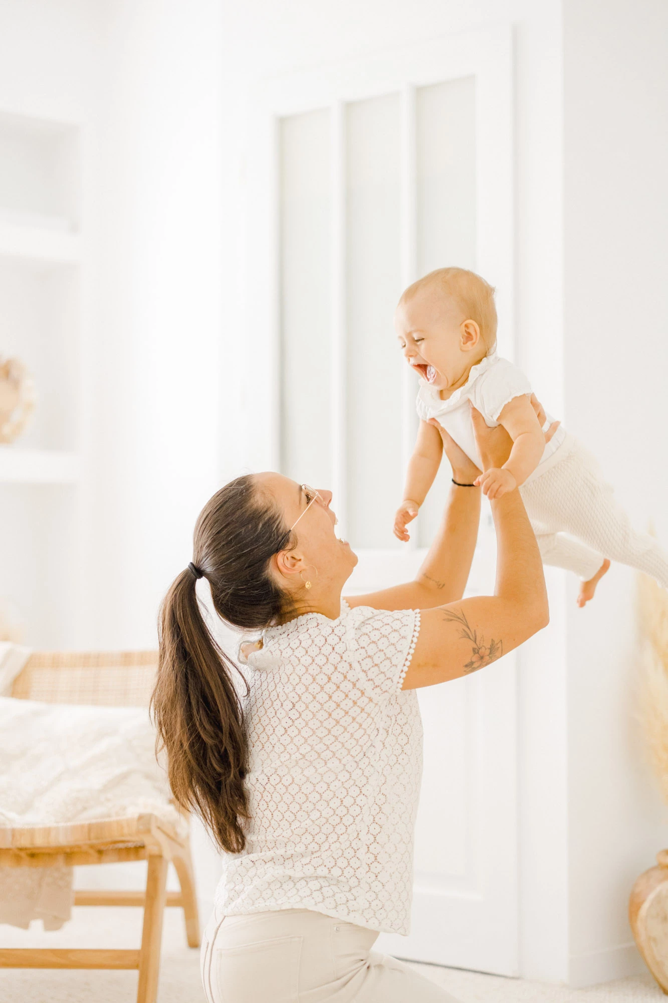 main bonheur enfant jouer avec les enfants beige